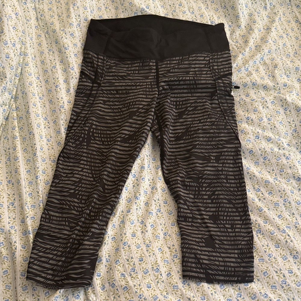 Lululemon cropped black and grey leggings